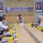  – Menteri Koperasi dan UKM RI, Maman Abdurrahman, menerima audiensi IKA FALTL Trisakti bahas dukungan untuk UMKM Hijau. Ketua IKA FALTL menyerahkan plakat dan produk UMKM sebagai kenang-kenangan. (10/04/2025) (Foto: dok. IKA FALTL)