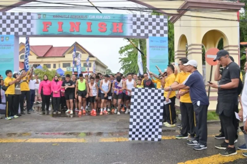 Wakil Bupati Bengkalis Bagus Santoso didampingi Kapolres Bengkalis mengangkat bendera start saat melepas peserta Karhutla Fun Run 2025 yang berlangsung di halaman Mapolres Bengkalis. (Detik Indonesia/ANTARA/HO-Diskominfotik)