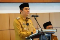 Bupati Tanah Bumbu, Andi Rudi Latif, terus mendorong kebijakan pro-rakyat, salah satunya dengan membebaskan retribusi PBG untuk MBR. (Foto: MC Tanbu)