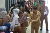 Momen Haru Bu Guru Sawiah Saat Bertemu Bupati Tanah Bumbu (Detik Indonesia/Pemkab Tanah Bumbu)