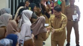 Momen Haru Bu Guru Sawiah Saat Bertemu Bupati Tanah Bumbu (Detik Indonesia/Pemkab Tanah Bumbu)