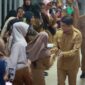 Momen Haru Bu Guru Sawiah Saat Bertemu Bupati Tanah Bumbu (Detik Indonesia/Pemkab Tanah Bumbu)