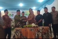 Camat Karang Bintang Syafruddin, jajaran Polsek dan Danramil, serta empat anggota DPRD Tanah Bumbu: Makruri, H. Jumbron, Sayono, dan Wakil Ketua DPRD Tanbu, H. Hasan saat meresmikan Gedung Serbaguna “Mandala Bakti” Diresmikan, Desa Manunggal Rayakan HUT ke-42 (Detik Indonesia/Klikkalsel)