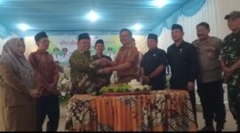 Camat Karang Bintang Syafruddin, jajaran Polsek dan Danramil, serta empat anggota DPRD Tanah Bumbu: Makruri, H. Jumbron, Sayono, dan Wakil Ketua DPRD Tanbu, H. Hasan saat meresmikan Gedung Serbaguna “Mandala Bakti” Diresmikan, Desa Manunggal Rayakan HUT ke-42 (Detik Indonesia/Klikkalsel)