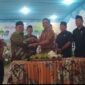 Camat Karang Bintang Syafruddin, jajaran Polsek dan Danramil, serta empat anggota DPRD Tanah Bumbu: Makruri, H. Jumbron, Sayono, dan Wakil Ketua DPRD Tanbu, H. Hasan saat meresmikan Gedung Serbaguna “Mandala Bakti” Diresmikan, Desa Manunggal Rayakan HUT ke-42 (Detik Indonesia/Klikkalsel)