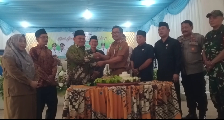 Camat Karang Bintang Syafruddin, jajaran Polsek dan Danramil, serta empat anggota DPRD Tanah Bumbu: Makruri, H. Jumbron, Sayono, dan Wakil Ketua DPRD Tanbu, H. Hasan saat meresmikan Gedung Serbaguna “Mandala Bakti” Diresmikan, Desa Manunggal Rayakan HUT ke-42 (Detik Indonesia/Klikkalsel)