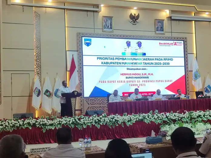 DETIKINDONESIA.CO.ID, MANOKWARI – Bupati Manokwari, Hermus Indou, mengusulkan percepatan penataan wilayah dan pembentukan Daerah Otonomi Baru (DOB) dalam Rapat Kerja Bupati dan Konsultasi Publik RPJMD se-Papua Barat (DETIK INDONESIA/KLIKPAPUA/MEL)