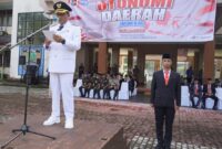 Bupati Maluku Tengah, Zulkarnain Awat Amir membacakan sambutan Menteri Dalam Negeri (Mendagri) Tito Karnavian pada Acara Peringatan Hari Otonomi Daerah ke-XXIX Tahun 2025 di lapangan Kantor Bupati, Jumat (25/4/2025). FOTO : Humas Pemkab Maluku Tengah/Yossi