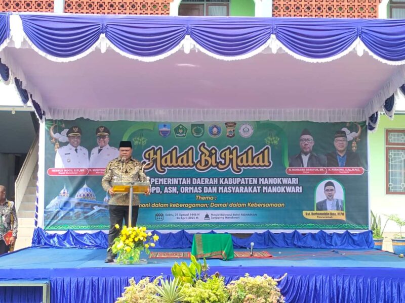 Bupati Manokwari, Hermus Indou menghadiri Halal Bihalal gabungan di Masjid Ridwanul Bahri Fasharkan TNI AL Manokwari. (Detik Indonesia/Gemelin/klikpapua)