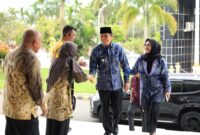 Bupati Tanah Bumbu, Andi Rudi Latif, didampingi Ketua TP-PKK Kabupaten Tanah Bumbu, Ny Andi Irmayani Rudi Latif, menghadiri prosesi pengukuhan Ketua Dewan Kerajinan Nasional Daerah (Dekranasda) Provinsi Kalimantan Selatan. (Foto : MC Tanbu)