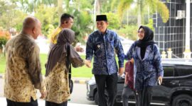 Bupati Tanah Bumbu, Andi Rudi Latif, didampingi Ketua TP-PKK Kabupaten Tanah Bumbu, Ny Andi Irmayani Rudi Latif, menghadiri prosesi pengukuhan Ketua Dewan Kerajinan Nasional Daerah (Dekranasda) Provinsi Kalimantan Selatan. (Foto : MC Tanbu)