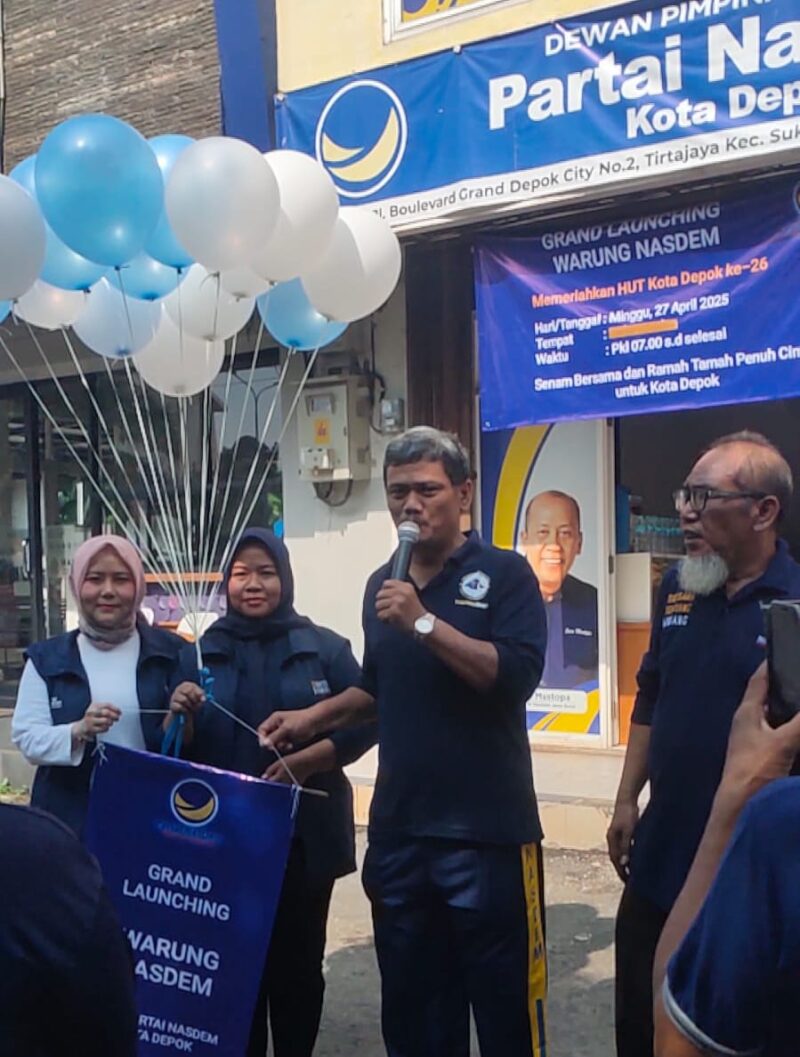 Foto : Roy Pangharapan Sekretaris DPD Partai Nasdem didampingi oleh Bendahara Hj Dewi Mustika SH , Gunawan BP wakil Ketua OK dan Nanik Yuliarsih