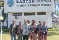 Sejumlah warga Desa Maukabatan, saat mendatangi Kantor Bupati TTU guna mengadukan kepala desa setempat. (Detik Indonesia/Gusty Amsikan/VN)