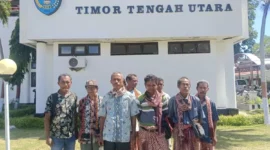 Sejumlah warga Desa Maukabatan, saat mendatangi Kantor Bupati TTU guna mengadukan kepala desa setempat. (Detik Indonesia/Gusty Amsikan/VN)