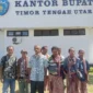 Sejumlah warga Desa Maukabatan, saat mendatangi Kantor Bupati TTU guna mengadukan kepala desa setempat. (Detik Indonesia/Gusty Amsikan/VN)
