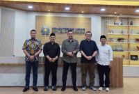 Ketua Umum APKASINDO, Dr. Gulat Manurung bersama jajaran pengurus: Sekjen APKASINDO, Dr. Rino Afrino, Wakil Ketua Umum Qayuum Amri, dan Staf Sekretariat Tami, bertemu dengan Menteri UMKM RI, Maman Abdurrahman di ruangannya. (Detik Indonesia/Majalah Hortus)
