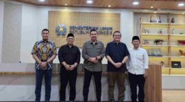 Ketua Umum APKASINDO, Dr. Gulat Manurung bersama jajaran pengurus: Sekjen APKASINDO, Dr. Rino Afrino, Wakil Ketua Umum Qayuum Amri, dan Staf Sekretariat Tami, bertemu dengan Menteri UMKM RI, Maman Abdurrahman di ruangannya. (Detik Indonesia/Majalah Hortus)