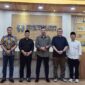 Ketua Umum APKASINDO, Dr. Gulat Manurung bersama jajaran pengurus: Sekjen APKASINDO, Dr. Rino Afrino, Wakil Ketua Umum Qayuum Amri, dan Staf Sekretariat Tami, bertemu dengan Menteri UMKM RI, Maman Abdurrahman di ruangannya. (Detik Indonesia/Majalah Hortus)