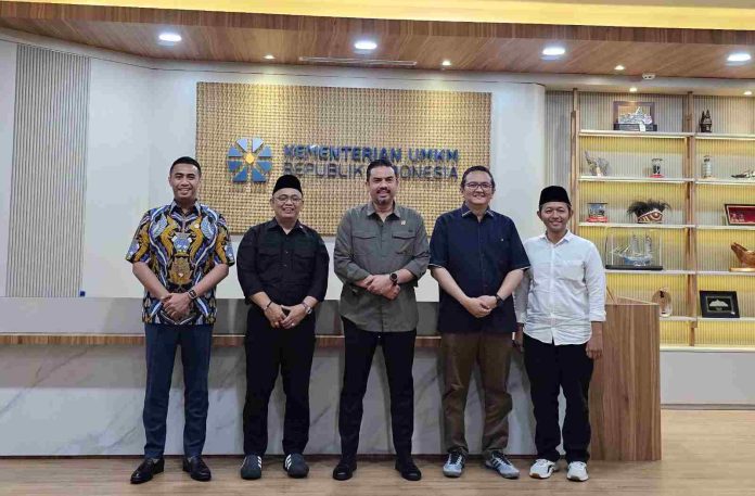Ketua Umum APKASINDO, Dr. Gulat Manurung bersama jajaran pengurus: Sekjen APKASINDO, Dr. Rino Afrino, Wakil Ketua Umum Qayuum Amri, dan Staf Sekretariat Tami, bertemu dengan Menteri UMKM RI, Maman Abdurrahman di ruangannya. (Detik Indonesia/Majalah Hortus)