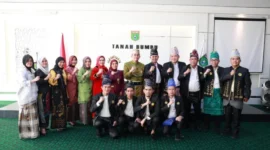 Bupati Tanah Bumbu, Andi Rudi Latif, berfoto bersama jajaran SKPD usai melantik Yulian Herawati sebagai Penjabat Sekda, Senin (8/4/2025), di ruang kerjanya. (Foto: MC Tanbu)