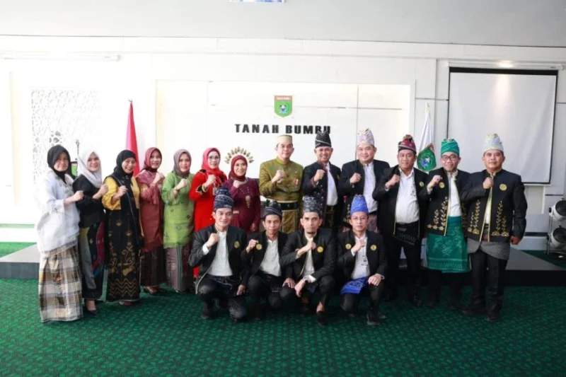 Bupati Tanah Bumbu, Andi Rudi Latif, berfoto bersama jajaran SKPD usai melantik Yulian Herawati sebagai Penjabat Sekda, Senin (8/4/2025), di ruang kerjanya. (Foto: MC Tanbu)