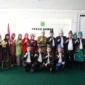 Bupati Tanah Bumbu, Andi Rudi Latif, berfoto bersama jajaran SKPD usai melantik Yulian Herawati sebagai Penjabat Sekda, Senin (8/4/2025), di ruang kerjanya. (Foto: MC Tanbu)