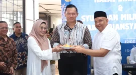 Afriansyah Noor (Kanan) bersama Menko AHY (Tengah) (Detik Indonesia/BPJPH)