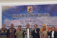 Gubernur NTT, Melki Laka Lena mengucapkan apresiasi atas syukuran penggunaan gedung kampus baru dan asrama mahasiswa kampus Akademi Teknik Kupang. Sabtu (26/4/2025). (Detik Indonesia/Pos Kupang)