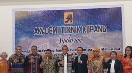 Gubernur NTT, Melki Laka Lena mengucapkan apresiasi atas syukuran penggunaan gedung kampus baru dan asrama mahasiswa kampus Akademi Teknik Kupang. Sabtu (26/4/2025). (Detik Indonesia/Pos Kupang)