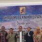 Gubernur NTT, Melki Laka Lena mengucapkan apresiasi atas syukuran penggunaan gedung kampus baru dan asrama mahasiswa kampus Akademi Teknik Kupang. Sabtu (26/4/2025). (Detik Indonesia/Pos Kupang)