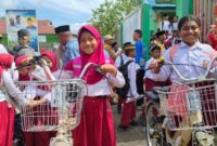 Murid SD Teluk Bintuni Tak Henti Senyum Setelah Terima Sepeda Hadiah dari Bupati (Detik Indonesia/TribunPapua)