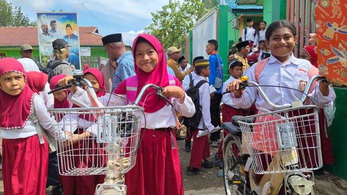 Murid SD Teluk Bintuni Tak Henti Senyum Setelah Terima Sepeda Hadiah dari Bupati (Detik Indonesia/TribunPapua)