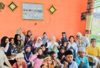 Momen Ketua PKK Kabupaten Fakfak, Nurwidayati Samaun Dahlan saat memberikan secara simbolis sejadah dan Al-Qur'an kepada salah satu anak di Distrik Kokas, Kabupaten Fakfak Papua Barat, Minggu (27/4/2025).  (Detik Indonesia/TribunPapua)