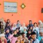 Momen Ketua PKK Kabupaten Fakfak, Nurwidayati Samaun Dahlan saat memberikan secara simbolis sejadah dan Al-Qur'an kepada salah satu anak di Distrik Kokas, Kabupaten Fakfak Papua Barat, Minggu (27/4/2025).  (Detik Indonesia/TribunPapua)