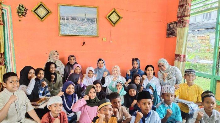 Momen Ketua PKK Kabupaten Fakfak, Nurwidayati Samaun Dahlan saat memberikan secara simbolis sejadah dan Al-Qur'an kepada salah satu anak di Distrik Kokas, Kabupaten Fakfak Papua Barat, Minggu (27/4/2025).  (Detik Indonesia/TribunPapua)