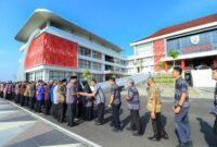 Halalbihalal Bupati Sragen, Sigit Pamungkas dengan seluruh pegawai, pada apel pagi hari pertama masuk kerja usai cuti Lebaran, di halaman Kantor Terpadu Pemda, Selasa (8/4/2025). (Foto : sragenkab.go.id)