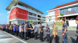 Halalbihalal Bupati Sragen, Sigit Pamungkas dengan seluruh pegawai, pada apel pagi hari pertama masuk kerja usai cuti Lebaran, di halaman Kantor Terpadu Pemda, Selasa (8/4/2025). (Foto : sragenkab.go.id)