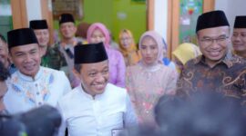 Menteri Energi dan Sumber Daya Mineral (ESDM), Bahlil Lahadalia, bersama Menteri Kependudukan dan Pembangunan Keluarga/Kepala Badan Kependudukan dan Keluarga Berencana Nasional (BKKBN), Wihaji, menghadiri acara halalbihalal di rumah Bupati Sragen Sigit Pamungkas, Minggu (6/4/2025). (Foto : sragenkab.go.id)