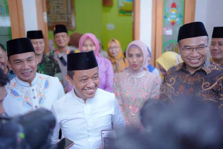 Menteri Energi dan Sumber Daya Mineral (ESDM), Bahlil Lahadalia, bersama Menteri Kependudukan dan Pembangunan Keluarga/Kepala Badan Kependudukan dan Keluarga Berencana Nasional (BKKBN), Wihaji, menghadiri acara halalbihalal di rumah Bupati Sragen Sigit Pamungkas, Minggu (6/4/2025). (Foto : sragenkab.go.id)