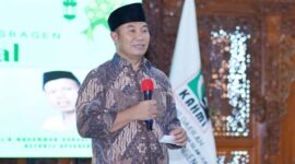 Bupati Sragen, Sigit Pamungkas dalam acara Halalbihalal Idulfitri 1446 H, yang digelar Korps Alumni Himpunan Mahasiawa Islam (KAHMI) Kabupaten Sragen, di Pendopo Sumonegaran, Rumah Dinas Bupati Sragen, baru-baru ini. (Foto : sragenkab.go.id)