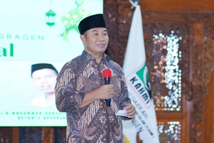 Bupati Sragen, Sigit Pamungkas dalam acara Halalbihalal Idulfitri 1446 H, yang digelar Korps Alumni Himpunan Mahasiawa Islam (KAHMI) Kabupaten Sragen, di Pendopo Sumonegaran, Rumah Dinas Bupati Sragen, baru-baru ini. (Foto : sragenkab.go.id)