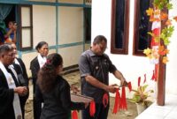 Bupati Raja Ampat, Orideko I. Burdam memotong pita peresmian Pastori Jemaat Elim Sawingrai-Kapisawar, Distrik Meosmanswar, Raja Ampat pada senin (21/4/2025) (Detik Indonesia/InfoPublik)