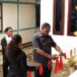 Bupati Raja Ampat, Orideko I. Burdam memotong pita peresmian Pastori Jemaat Elim Sawingrai-Kapisawar, Distrik Meosmanswar, Raja Ampat pada senin (21/4/2025) (Detik Indonesia/InfoPublik)