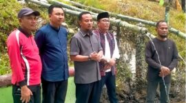 Gubernur Sulawesi Selatan, Andi Sudirman Sulaiman didampingi Bupati Luwu Utara, Andi Abdullah Rahim, Wakil Bupati Jumail Mappile saat melakukan kunjungan ke objek wisata Permandian Air Panas Pincara, Masamba, Minggu 13 April 2025 sore. (Detik Indonesia/Palopos)