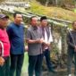 Gubernur Sulawesi Selatan, Andi Sudirman Sulaiman didampingi Bupati Luwu Utara, Andi Abdullah Rahim, Wakil Bupati Jumail Mappile saat melakukan kunjungan ke objek wisata Permandian Air Panas Pincara, Masamba, Minggu 13 April 2025 sore. (Detik Indonesia/Palopos)