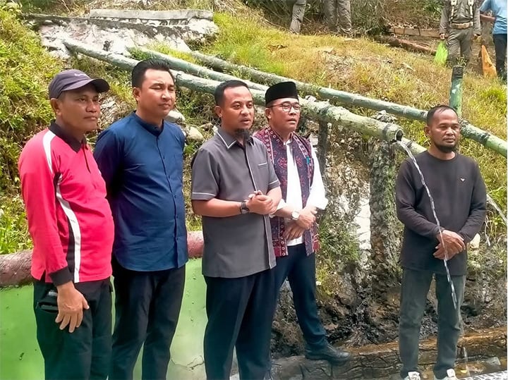 Gubernur Sulawesi Selatan, Andi Sudirman Sulaiman didampingi Bupati Luwu Utara, Andi Abdullah Rahim, Wakil Bupati Jumail Mappile saat melakukan kunjungan ke objek wisata Permandian Air Panas Pincara, Masamba, Minggu 13 April 2025 sore. (Detik Indonesia/Palopos)