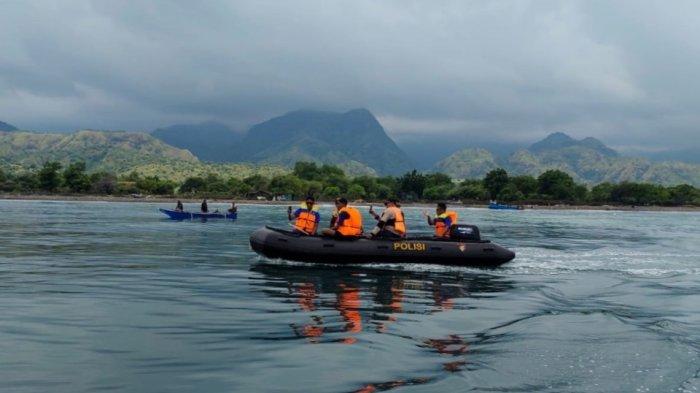 Pose tim gabungan saat melakukan pencarian terhadap korban perahu tenggelam di Perairan Oebubun, Desa Oepuah, Kecamatan Biboki Moenleu, Kabupaten TTU, NTT (Detik Indonesia/Pos Kupang)