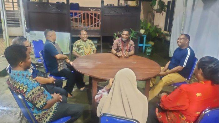 Bupati Raja Ampat, Orideko I Burdam saat koordinasi lintas sektor dengan Kakanwil Kementerian Agama Provinsi Papua Barat dan Kepala Kemenag Kabupaten Raja Ampat di Waisai, Selasa (15/4/2025) (Detik Indonesia/Tribunnews)