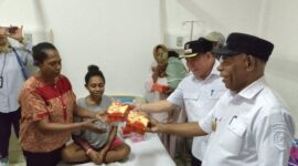 Bupati Fakfak, Samaun Dahlan saat menyerahkan secara simbolis makanan gratis bagi salah seorang pengantar pasien di RSUD Fakfak Papua Barat pasca resmi meluncurkan Program Pelayanan Kesehatan Gratis di pelataran RSUD Fakfak Papua Barat, Rabu (9/4/2025) (Detik Indonesia/TribunPapuaBarat.com/Aldi)