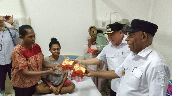 Bupati Fakfak, Samaun Dahlan saat menyerahkan secara simbolis makanan gratis bagi salah seorang pengantar pasien di RSUD Fakfak Papua Barat pasca resmi meluncurkan Program Pelayanan Kesehatan Gratis di pelataran RSUD Fakfak Papua Barat, Rabu (9/4/2025) (Detik Indonesia/TribunPapuaBarat.com/Aldi)